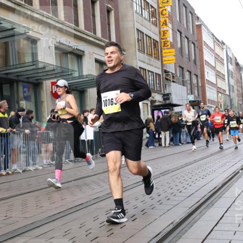 05.10.2025 - 20. swb-Marathon Bremen Strokosch-Dieckow http://msf.ph/oto/9250126 05.10.2025 10:53:46 Ziel 9313, 9402, 9456, 9520, 9548, 9574, 9807, 9835, 9900, 9935, 10019, 10046, 10075, 10163, 10234, 10402, 10484, 10533, 10616, 10631, 10662, 10785, 11151, 11152, 11203, 11303, 11339, 11347, 11432, 11449, 11533, 11593, 9313, 9402, 9456, 9520, 9548, 9574, 9807, 9835, 9900, 9935, 10019, 10046, 10075, 10163, 10234, 10402, 10484, 10533, 10616, 10631, 10662, 10785, 11151, 11152, 11203, 11303, 11339, 11347, 11432, 11449, 11533, 11593 meine-sportfotos.de