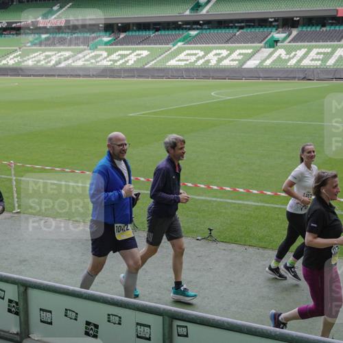 05.10.2025 - 20. swb-Marathon Bremen Michael Burmester http://msf.ph/oto/9250142 05.10.2025 10:40:06 Laufen im Stadion 7779, 7789, 7799, 7979, 9002, 9180, 9186, 9220, 9228, 9241, 9275, 9286, 9308, 9315, 9325, 9387, 9419, 9423, 9491, 9523, 9552, 9554, 9571, 9615, 9619, 9623, 9644, 9661, 9662, 9721, 9780, 9786, 9866, 9901, 9931, 9976, 10025, 10157, 10160, 10185, 10192, 10193, 10207, 10286, 10289, 10374, 10383, 10422, 10426, 10451, 10462, 10531, 10532, 10542, 10567, 10587, 10597, 10603, 10604, 10619, 10674, 10699, 10737, 10749, 11090, 11270, 7654, 9224 meine-sportfotos.de