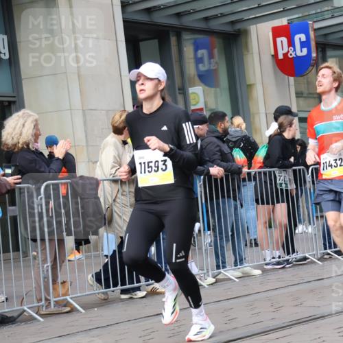 05.10.2025 - 20. swb-Marathon Bremen Strokosch-Dieckow http://msf.ph/oto/9250164 05.10.2025 10:53:47 Ziel 9313, 9402, 9456, 9520, 9548, 9574, 9807, 9835, 9900, 9935, 10019, 10046, 10075, 10163, 10234, 10402, 10484, 10533, 10616, 10631, 10662, 10785, 11151, 11152, 11203, 11303, 11339, 11347, 11432, 11449, 11593, 9313, 9402, 9456, 9520, 9548, 9574, 9807, 9835, 9900, 9935, 10019, 10046, 10075, 10163, 10234, 10402, 10484, 10533, 10616, 10631, 10662, 10785, 11151, 11152, 11203, 11303, 11339, 11347, 11432, 11449, 11593 meine-sportfotos.de