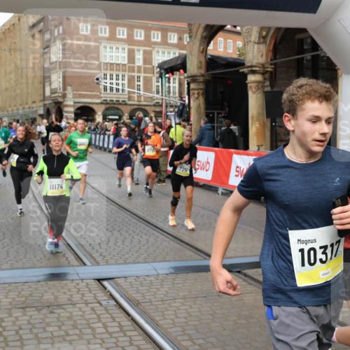 05.10.2025 - 20. swb-Marathon Bremen Yannick Fuchs http://msf.ph/oto/9250242 05.10.2025 10:53:29 Ziel 7193, 7251, 9263, 9539, 9717, 9868, 9956, 10057, 10302, 10317, 10335, 10806, 10993, 11174, 11175, 11510, 11616 meine-sportfotos.de