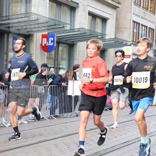 05.10.2025 - 20. swb-Marathon Bremen Strokosch-Dieckow http://msf.ph/oto/9250246 05.10.2025 10:53:49 Ziel 9313, 9402, 9520, 9548, 9574, 9807, 9835, 9900, 9935, 10019, 10075, 10163, 10234, 10402, 10484, 10533, 10631, 10662, 10785, 10915, 11151, 11152, 11203, 11303, 11339, 11347, 11432, 11449, 11593, 9313, 9402, 9520, 9548, 9574, 9807, 9835, 9900, 9935, 10019, 10075, 10163, 10234, 10402, 10484, 10533, 10631, 10662, 10785, 10915, 11151, 11152, 11203, 11303, 11339, 11347, 11432, 11449, 11593 meine-sportfotos.de