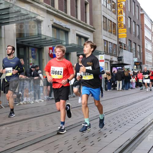 05.10.2025 - 20. swb-Marathon Bremen Strokosch-Dieckow http://msf.ph/oto/9250257 05.10.2025 10:53:50 Ziel 9313, 9402, 9520, 9548, 9574, 9807, 9835, 9900, 9935, 10019, 10075, 10163, 10234, 10402, 10533, 10631, 10662, 10785, 10915, 11040, 11151, 11152, 11203, 11303, 11339, 11347, 11432, 11449, 11593, 9313, 9402, 9520, 9548, 9574, 9807, 9835, 9900, 9935, 10019, 10075, 10163, 10234, 10402, 10533, 10631, 10662, 10785, 10915, 11040, 11151, 11152, 11203, 11303, 11339, 11347, 11432, 11449, 11593 meine-sportfotos.de