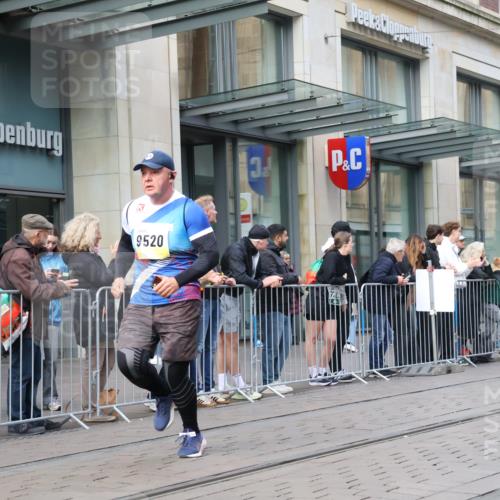 05.10.2025 - 20. swb-Marathon Bremen Strokosch-Dieckow http://msf.ph/oto/9250327 05.10.2025 10:53:51 Ziel 9313, 9402, 9407, 9520, 9574, 9807, 9835, 9900, 9935, 10019, 10075, 10163, 10234, 10402, 10533, 10631, 10662, 10915, 11040, 11151, 11152, 11203, 11303, 11339, 11347, 11432, 11449, 11593, 9313, 9402, 9407, 9520, 9574, 9807, 9835, 9900, 9935, 10019, 10075, 10163, 10234, 10402, 10533, 10631, 10662, 10915, 11040, 11151, 11152, 11203, 11303, 11339, 11347, 11432, 11449, 11593 meine-sportfotos.de