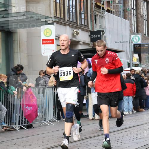 05.10.2025 - 20. swb-Marathon Bremen Strokosch-Dieckow http://msf.ph/oto/9250345 05.10.2025 10:53:52 Ziel 9313, 9402, 9407, 9520, 9574, 9807, 9835, 9900, 9935, 10019, 10075, 10234, 10402, 10533, 10631, 10662, 10915, 11040, 11151, 11203, 11303, 11339, 11347, 11432, 11449, 11593, 9313, 9402, 9407, 9520, 9574, 9807, 9835, 9900, 9935, 10019, 10075, 10234, 10402, 10533, 10631, 10662, 10915, 11040, 11151, 11203, 11303, 11339, 11347, 11432, 11449, 11593 meine-sportfotos.de