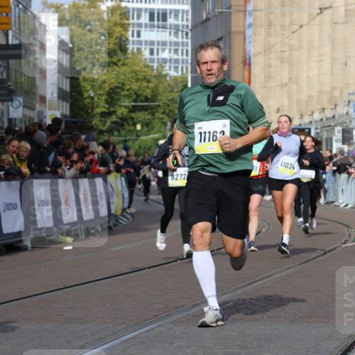 05.10.2025 - 20. swb-Marathon Bremen Strokosch-Dieckow http://msf.ph/oto/9250420 05.10.2025 11:00:37 Ziel 9271, 9272, 9858, 10079, 10518, 10872, 10901, 11034, 11071, 11162, 11511 meine-sportfotos.de