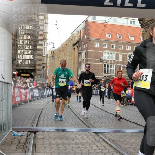 05.10.2025 - 20. swb-Marathon Bremen Yannick Fuchs http://msf.ph/oto/9250430 05.10.2025 10:53:31 Ziel 7193, 7251, 9263, 9539, 9717, 9868, 9957, 10057, 10302, 10317, 10335, 10655, 10993, 11174, 11175, 11616, 11716 meine-sportfotos.de