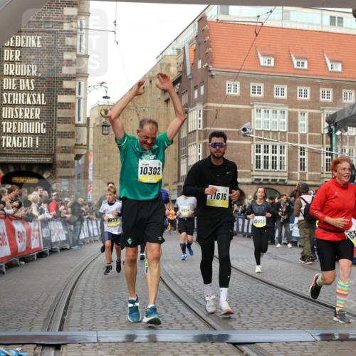 05.10.2025 - 20. swb-Marathon Bremen Yannick Fuchs http://msf.ph/oto/9250453 05.10.2025 10:53:32 Ziel 7193, 7251, 9263, 9539, 9717, 9868, 9957, 10057, 10302, 10317, 10335, 10369, 10468, 10655, 10934, 11174, 11175, 11545, 11616, 11716 meine-sportfotos.de