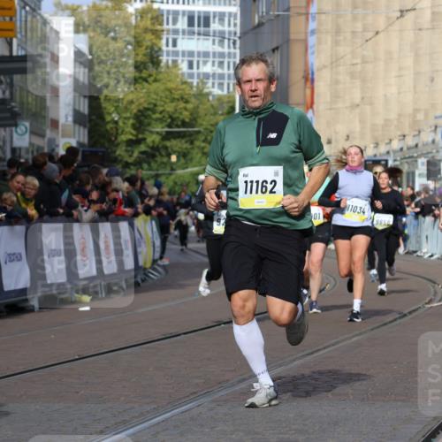 05.10.2025 - 20. swb-Marathon Bremen Strokosch-Dieckow http://msf.ph/oto/9250455 05.10.2025 11:00:37 Ziel 9271, 9272, 9858, 10079, 10518, 10872, 10901, 11034, 11071, 11162, 11511 meine-sportfotos.de