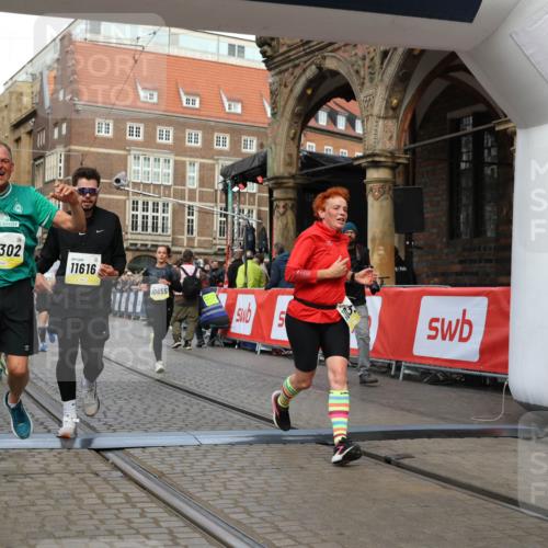 05.10.2025 - 20. swb-Marathon Bremen Yannick Fuchs http://msf.ph/oto/9250499 05.10.2025 10:53:32 Ziel 7193, 7251, 9263, 9539, 9717, 9868, 9957, 10057, 10302, 10317, 10335, 10369, 10468, 10655, 10934, 11174, 11175, 11545, 11616, 11716 meine-sportfotos.de