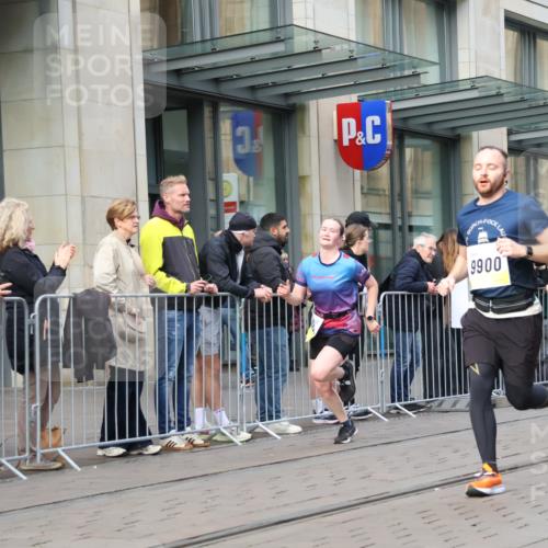 05.10.2025 - 20. swb-Marathon Bremen Strokosch-Dieckow http://msf.ph/oto/9250524 05.10.2025 10:53:58 Ziel 9392, 9402, 9407, 9574, 9633, 9900, 9935, 10019, 10032, 10097, 10234, 10402, 10533, 10631, 10662, 10810, 10915, 11040, 11151, 11203, 11271, 11347, 11449, 9392, 9402, 9407, 9574, 9633, 9900, 9935, 10019, 10032, 10097, 10234, 10402, 10533, 10631, 10662, 10810, 10915, 11040, 11151, 11203, 11271, 11347, 11449 meine-sportfotos.de