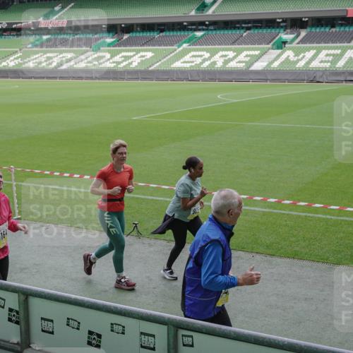 05.10.2025 - 20. swb-Marathon Bremen Michael Burmester http://msf.ph/oto/9250527 05.10.2025 10:40:25 Laufen im Stadion 7779, 7799, 8111, 9205, 9220, 9241, 9245, 9275, 9286, 9308, 9321, 9387, 9423, 9440, 9466, 9491, 9552, 9554, 9571, 9615, 9619, 9623, 9661, 9662, 9690, 9712, 9721, 9786, 9804, 9866, 9901, 9931, 9942, 9976, 10001, 10058, 10081, 10135, 10157, 10160, 10168, 10185, 10192, 10193, 10243, 10286, 10343, 10383, 10419, 10422, 10451, 10532, 10542, 10563, 10580, 10603, 10604, 10619, 10674, 10699, 10737, 11090, 11270, 7779, 7789, 7979, 9002, 9180, 9186, 9419, 11044 meine-sportfotos.de