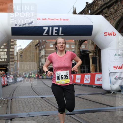 05.10.2025 - 20. swb-Marathon Bremen Yannick Fuchs http://msf.ph/oto/9250551 05.10.2025 10:44:35 Ziel 9361, 10505, 10666 meine-sportfotos.de