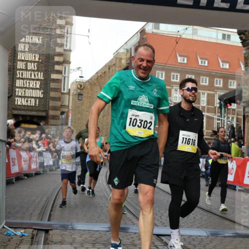 05.10.2025 - 20. swb-Marathon Bremen Yannick Fuchs http://msf.ph/oto/9250559 05.10.2025 10:53:33 Ziel 7193, 7251, 9263, 9539, 9717, 9868, 9957, 10057, 10302, 10317, 10335, 10369, 10468, 10655, 10934, 11174, 11175, 11545, 11616, 11716 meine-sportfotos.de