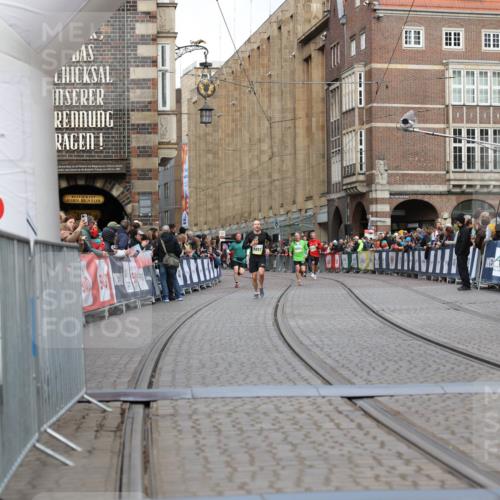 05.10.2025 - 20. swb-Marathon Bremen Yannick Fuchs http://msf.ph/oto/9250588 05.10.2025 10:44:36 Ziel 9361, 10505, 10666 meine-sportfotos.de