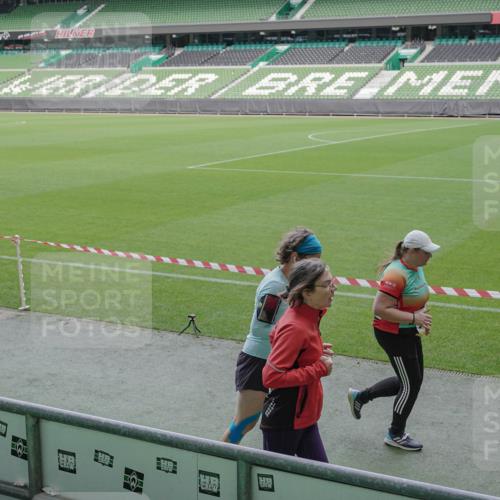 05.10.2025 - 20. swb-Marathon Bremen Michael Burmester http://msf.ph/oto/9250660 05.10.2025 10:40:30 Laufen im Stadion 7799, 8111, 9205, 9220, 9241, 9245, 9275, 9286, 9308, 9321, 9387, 9423, 9440, 9466, 9483, 9491, 9552, 9554, 9571, 9615, 9619, 9623, 9662, 9690, 9712, 9721, 9786, 9804, 9853, 9866, 9892, 9901, 9931, 9942, 9976, 10001, 10037, 10058, 10081, 10135, 10157, 10160, 10168, 10185, 10193, 10243, 10286, 10343, 10383, 10419, 10422, 10451, 10532, 10542, 10563, 10580, 10603, 10604, 10619, 10674, 10699, 10737, 11090, 11270, 7779, 7789, 7979, 9180, 9186, 9419, 9661, 11044 meine-sportfotos.de
