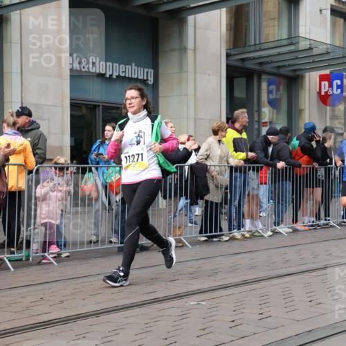 05.10.2025 - 20. swb-Marathon Bremen Strokosch-Dieckow http://msf.ph/oto/9250815 05.10.2025 10:54:09 Ziel 9367, 9392, 9407, 9633, 10032, 10097, 10174, 10178, 10296, 10402, 10768, 10810, 10915, 11040, 11045, 11089, 11271, 11321, 11694, 9367, 9392, 9407, 9633, 10032, 10097, 10174, 10178, 10296, 10402, 10768, 10810, 10915, 11040, 11045, 11089, 11271, 11321, 11694 meine-sportfotos.de
