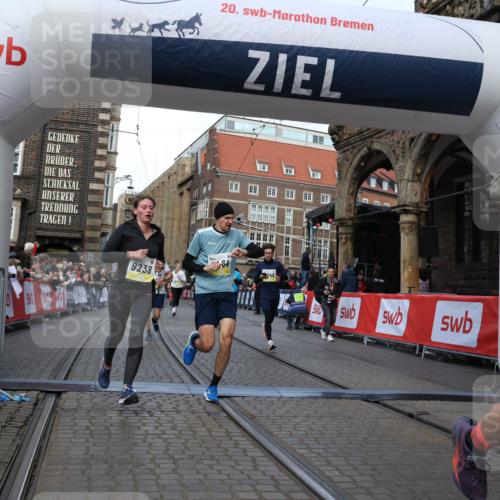 05.10.2025 - 20. swb-Marathon Bremen Yannick Fuchs http://msf.ph/oto/9250821 05.10.2025 10:53:42 Ziel 9238, 9461, 9464, 9569, 10310, 10369, 10468, 10642, 10925, 10934, 11246, 11545 meine-sportfotos.de