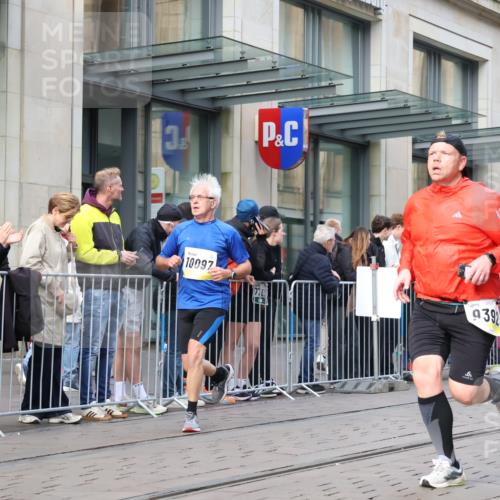 05.10.2025 - 20. swb-Marathon Bremen Strokosch-Dieckow http://msf.ph/oto/9250825 05.10.2025 10:54:09 Ziel 9367, 9392, 9407, 9633, 10032, 10097, 10174, 10178, 10296, 10402, 10768, 10810, 10915, 11040, 11045, 11089, 11271, 11321, 11694, 9367, 9392, 9407, 9633, 10032, 10097, 10174, 10178, 10296, 10402, 10768, 10810, 10915, 11040, 11045, 11089, 11271, 11321, 11694 meine-sportfotos.de