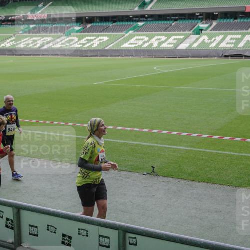 05.10.2025 - 20. swb-Marathon Bremen Michael Burmester http://msf.ph/oto/9250876 05.10.2025 10:40:36 Laufen im Stadion 7706, 7799, 8111, 9205, 9241, 9245, 9275, 9308, 9321, 9353, 9387, 9423, 9438, 9440, 9446, 9466, 9483, 9491, 9552, 9554, 9571, 9615, 9619, 9623, 9690, 9702, 9712, 9721, 9804, 9853, 9866, 9877, 9892, 9931, 9942, 9976, 10001, 10037, 10058, 10081, 10100, 10101, 10135, 10160, 10168, 10193, 10243, 10286, 10343, 10383, 10419, 10532, 10542, 10563, 10580, 10619, 10674, 10699, 10737, 11090, 11270, 7779, 7789, 9186, 9220, 9286, 9419, 9661, 9662, 11044 meine-sportfotos.de