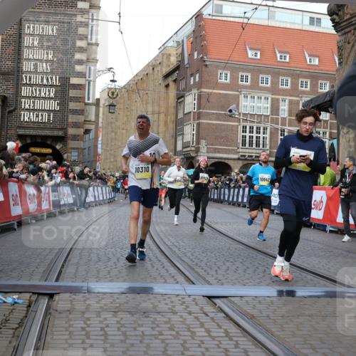 05.10.2025 - 20. swb-Marathon Bremen Yannick Fuchs http://msf.ph/oto/9250888 05.10.2025 10:53:43 Ziel 9238, 9461, 9464, 9569, 10310, 10642, 10925, 11046, 11246 meine-sportfotos.de