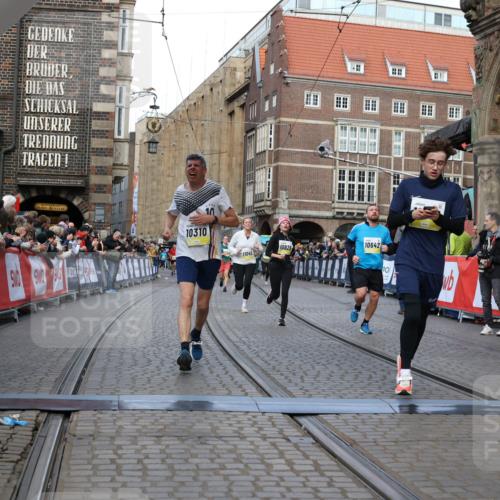 05.10.2025 - 20. swb-Marathon Bremen Yannick Fuchs http://msf.ph/oto/9250900 05.10.2025 10:53:43 Ziel 9238, 9461, 9464, 9569, 10310, 10642, 10925, 11046, 11246 meine-sportfotos.de