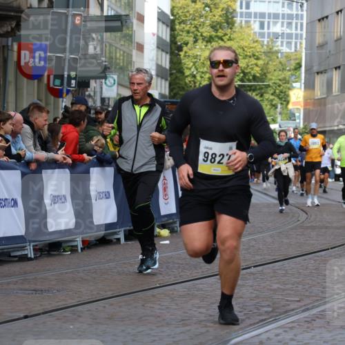 05.10.2025 - 20. swb-Marathon Bremen Strokosch-Dieckow http://msf.ph/oto/9250907 05.10.2025 11:00:46 Ziel 9327, 9389, 9827, 9858, 10182, 10571, 10690, 10872, 10901, 11155 meine-sportfotos.de