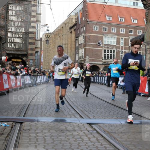 05.10.2025 - 20. swb-Marathon Bremen Yannick Fuchs http://msf.ph/oto/9250918 05.10.2025 10:53:43 Ziel 9238, 9461, 9464, 9569, 10310, 10642, 10925, 11046, 11246 meine-sportfotos.de