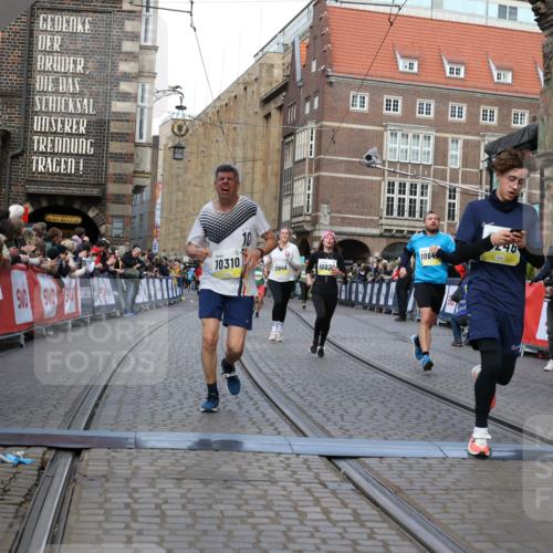 05.10.2025 - 20. swb-Marathon Bremen Yannick Fuchs http://msf.ph/oto/9250929 05.10.2025 10:53:43 Ziel 9238, 9461, 9464, 9569, 10310, 10642, 10925, 11046, 11246 meine-sportfotos.de