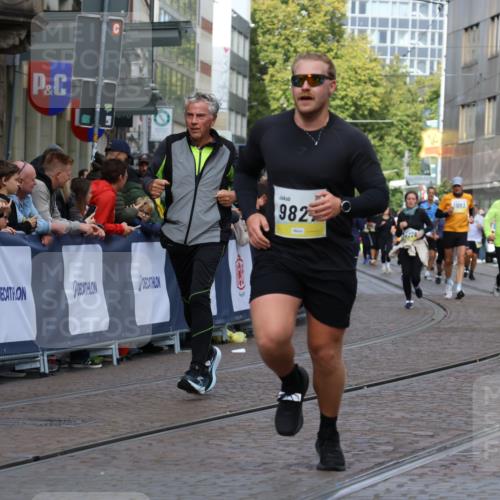 05.10.2025 - 20. swb-Marathon Bremen Strokosch-Dieckow http://msf.ph/oto/9250937 05.10.2025 11:00:47 Ziel 9327, 9389, 9827, 10182, 10571, 10690, 10872, 10901, 11155 meine-sportfotos.de