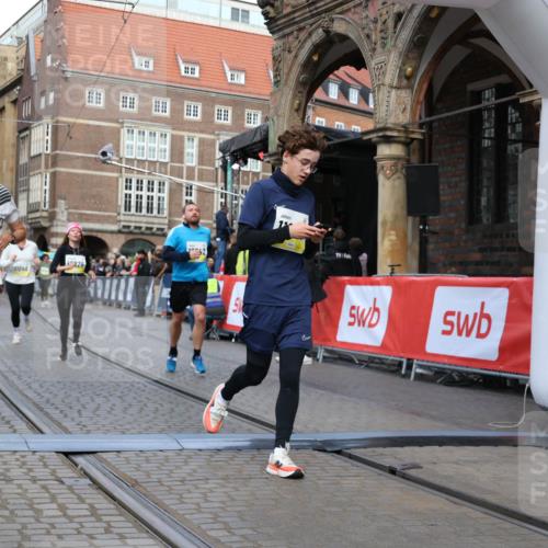 05.10.2025 - 20. swb-Marathon Bremen Yannick Fuchs http://msf.ph/oto/9250947 05.10.2025 10:53:44 Ziel 9238, 9461, 9464, 9569, 10310, 10642, 10925, 11046, 11246 meine-sportfotos.de