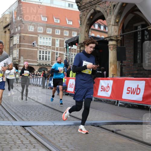 05.10.2025 - 20. swb-Marathon Bremen Yannick Fuchs http://msf.ph/oto/9250956 05.10.2025 10:53:44 Ziel 9238, 9461, 9464, 9569, 10310, 10642, 10925, 11046, 11246 meine-sportfotos.de