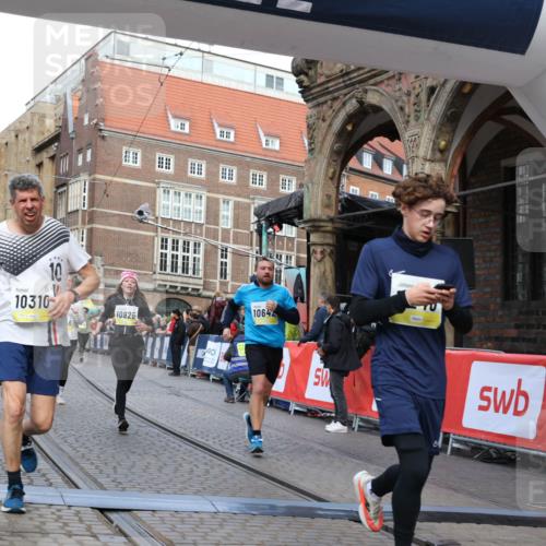 05.10.2025 - 20. swb-Marathon Bremen Yannick Fuchs http://msf.ph/oto/9250974 05.10.2025 10:53:44 Ziel 9238, 9461, 9464, 9569, 10310, 10642, 10925, 11046, 11246 meine-sportfotos.de