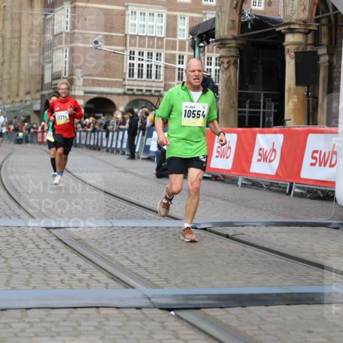 05.10.2025 - 20. swb-Marathon Bremen Yannick Fuchs http://msf.ph/oto/9250987 05.10.2025 10:44:46 Ziel 9897, 10092, 10554, 11666, 11714 meine-sportfotos.de