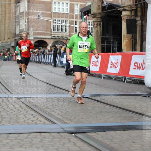 05.10.2025 - 20. swb-Marathon Bremen Yannick Fuchs http://msf.ph/oto/9250998 05.10.2025 10:44:46 Ziel 9897, 10092, 10554, 11666, 11714 meine-sportfotos.de