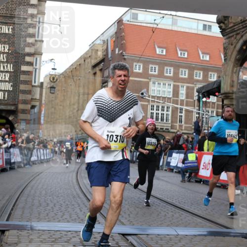 05.10.2025 - 20. swb-Marathon Bremen Yannick Fuchs http://msf.ph/oto/9250999 05.10.2025 10:53:44 Ziel 9238, 9461, 9464, 9569, 10310, 10642, 10925, 11046, 11246 meine-sportfotos.de