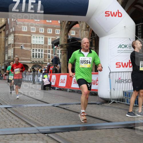 05.10.2025 - 20. swb-Marathon Bremen Yannick Fuchs http://msf.ph/oto/9251009 05.10.2025 10:44:47 Ziel 9897, 10092, 10554, 11666, 11714 meine-sportfotos.de