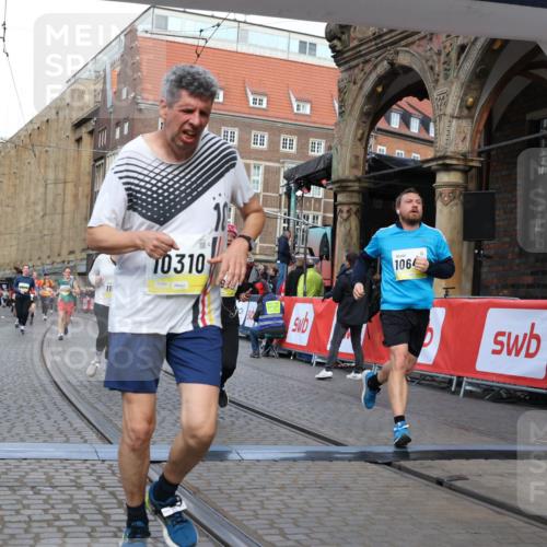 05.10.2025 - 20. swb-Marathon Bremen Yannick Fuchs http://msf.ph/oto/9251025 05.10.2025 10:53:45 Ziel 9238, 9461, 9464, 9569, 10310, 10642, 10925, 11046, 11246 meine-sportfotos.de