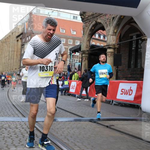 05.10.2025 - 20. swb-Marathon Bremen Yannick Fuchs http://msf.ph/oto/9251033 05.10.2025 10:53:45 Ziel 9238, 9461, 9464, 9569, 10310, 10642, 10925, 11046, 11246 meine-sportfotos.de