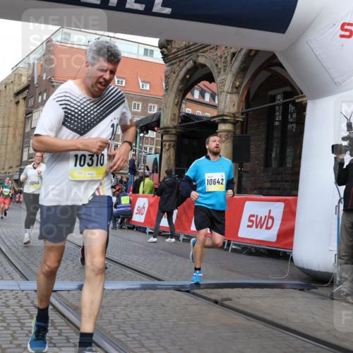 05.10.2025 - 20. swb-Marathon Bremen Yannick Fuchs http://msf.ph/oto/9251041 05.10.2025 10:53:45 Ziel 9238, 9461, 9464, 9569, 10310, 10642, 10925, 11046, 11246 meine-sportfotos.de