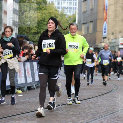 05.10.2025 - 20. swb-Marathon Bremen Strokosch-Dieckow http://msf.ph/oto/9251063 05.10.2025 11:00:56 Ziel 9208, 9305, 9600, 9954, 10228, 10258, 10359 meine-sportfotos.de