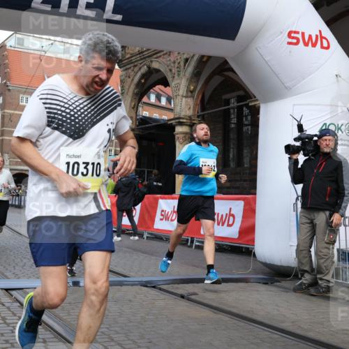 05.10.2025 - 20. swb-Marathon Bremen Yannick Fuchs http://msf.ph/oto/9251066 05.10.2025 10:53:45 Ziel 9238, 9461, 9464, 9569, 10310, 10642, 10925, 11046, 11246 meine-sportfotos.de