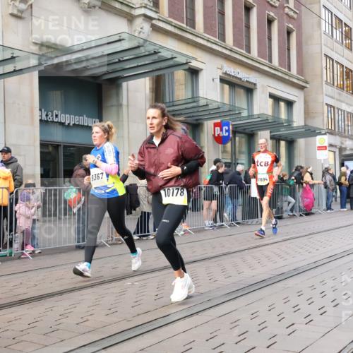 05.10.2025 - 20. swb-Marathon Bremen Strokosch-Dieckow http://msf.ph/oto/9251072 05.10.2025 10:54:16 Ziel 8326, 9282, 9295, 9367, 9392, 9407, 9591, 9633, 9754, 9776, 10007, 10032, 10097, 10174, 10178, 10296, 10768, 10810, 11045, 11089, 11271, 11276, 11321, 11694, 8326, 9282, 9295, 9367, 9392, 9407, 9591, 9633, 9754, 9776, 10007, 10032, 10097, 10174, 10178, 10296, 10768, 10810, 11045, 11089, 11271, 11276, 11321, 11694 meine-sportfotos.de