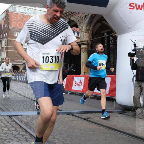 05.10.2025 - 20. swb-Marathon Bremen Yannick Fuchs http://msf.ph/oto/9251081 05.10.2025 10:53:45 Ziel 9238, 9461, 9464, 9569, 10310, 10642, 10925, 11046, 11246 meine-sportfotos.de