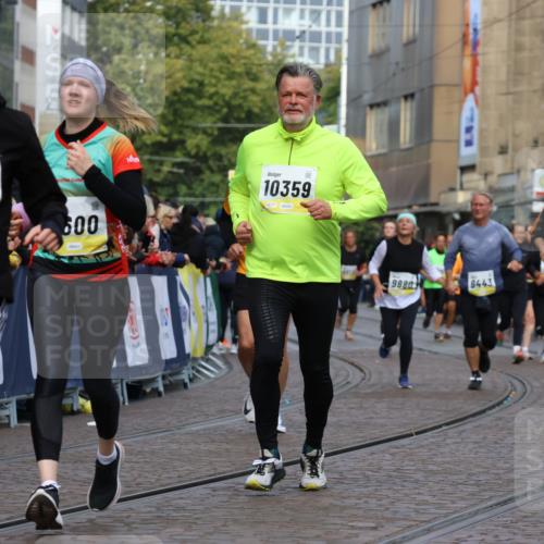 05.10.2025 - 20. swb-Marathon Bremen Strokosch-Dieckow http://msf.ph/oto/9251092 05.10.2025 11:00:57 Ziel 9208, 9305, 9600, 9954, 10228, 10258, 10359, 11053 meine-sportfotos.de
