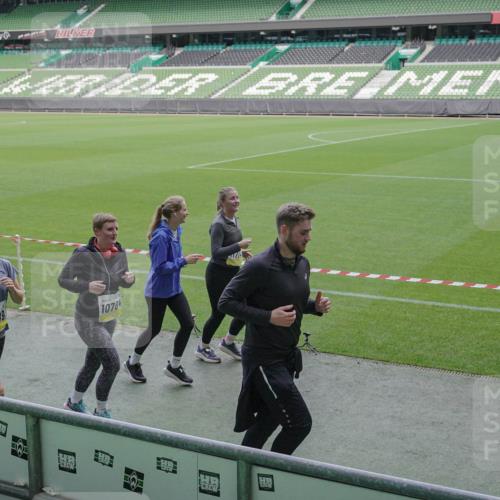 05.10.2025 - 20. swb-Marathon Bremen Michael Burmester http://msf.ph/oto/9251142 05.10.2025 10:40:48 Laufen im Stadion 7706, 7799, 8111, 9001, 9178, 9191, 9205, 9217, 9245, 9275, 9306, 9308, 9321, 9334, 9353, 9355, 9387, 9423, 9438, 9440, 9446, 9466, 9483, 9491, 9530, 9537, 9552, 9589, 9605, 9615, 9617, 9623, 9685, 9690, 9702, 9712, 9721, 9764, 9804, 9853, 9866, 9877, 9892, 9942, 10001, 10037, 10058, 10081, 10100, 10101, 10135, 10160, 10168, 10193, 10243, 10343, 10419, 10550, 10563, 10580, 10674, 10699, 10737, 11090, 11270, 9220, 9241, 9286, 9554, 9571, 9619, 9661, 9662, 9931 meine-sportfotos.de
