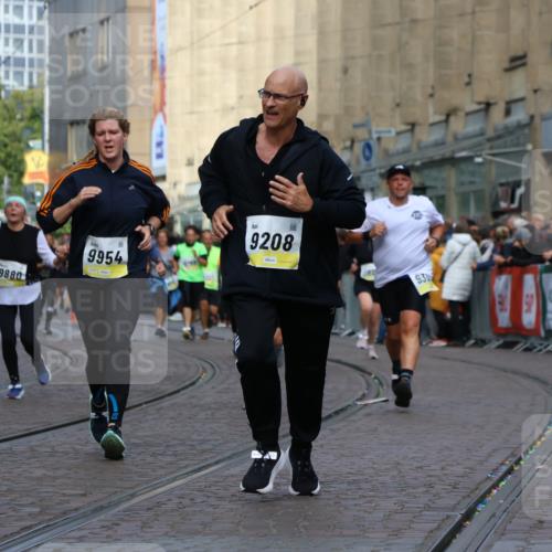 05.10.2025 - 20. swb-Marathon Bremen Strokosch-Dieckow http://msf.ph/oto/9251153 05.10.2025 11:01:00 Ziel 9208, 9305, 9600, 9954, 10228, 10258, 10359, 10477, 10630, 11053, 11719 meine-sportfotos.de