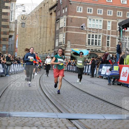 05.10.2025 - 20. swb-Marathon Bremen Yannick Fuchs http://msf.ph/oto/9251174 05.10.2025 10:53:48 Ziel 9238, 9461, 9464, 9569, 9934, 10020, 10310, 10642, 10906, 10925, 11046, 11246 meine-sportfotos.de