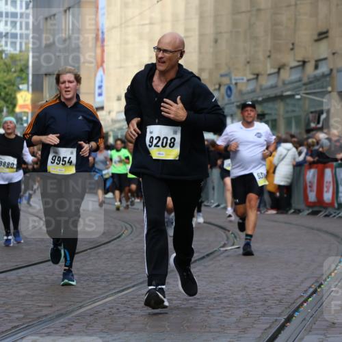 05.10.2025 - 20. swb-Marathon Bremen Strokosch-Dieckow http://msf.ph/oto/9251178 05.10.2025 11:01:00 Ziel 9208, 9305, 9600, 9954, 10228, 10258, 10359, 10477, 10630, 11053, 11719 meine-sportfotos.de