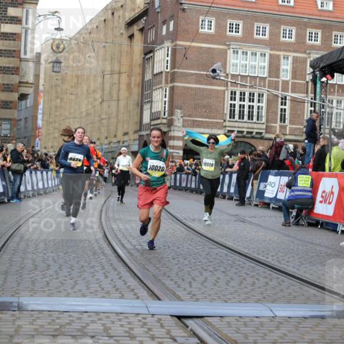 05.10.2025 - 20. swb-Marathon Bremen Yannick Fuchs http://msf.ph/oto/9251191 05.10.2025 10:53:48 Ziel 9238, 9461, 9464, 9569, 9934, 10020, 10310, 10642, 10906, 10925, 11046, 11246 meine-sportfotos.de