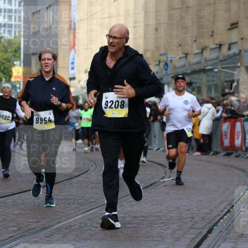 05.10.2025 - 20. swb-Marathon Bremen Strokosch-Dieckow http://msf.ph/oto/9251202 05.10.2025 11:01:00 Ziel 9208, 9305, 9600, 9954, 10228, 10258, 10359, 10477, 10630, 11053, 11719 meine-sportfotos.de